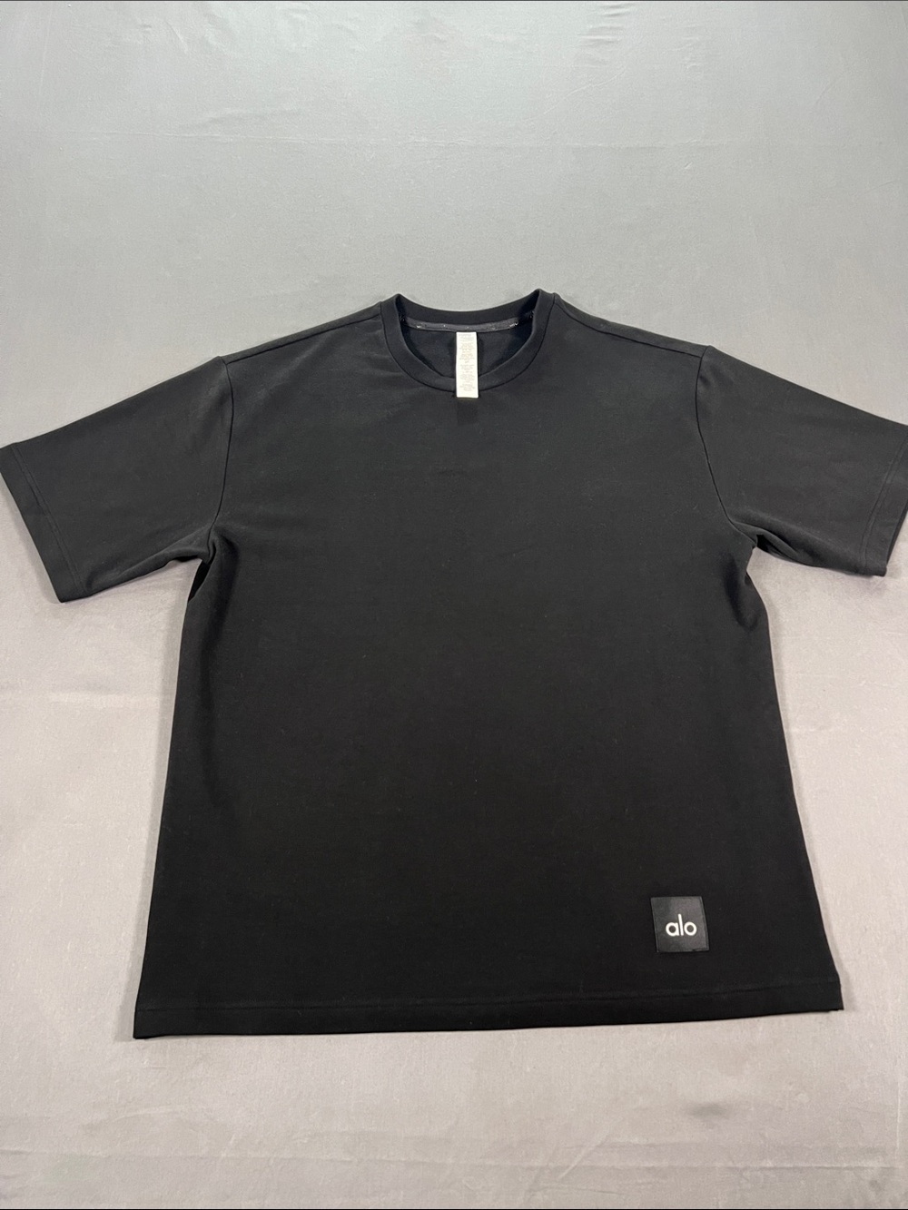 ALO Yoga Men’s Black Crew Neck Short Sleeve Tee with Logo Patch